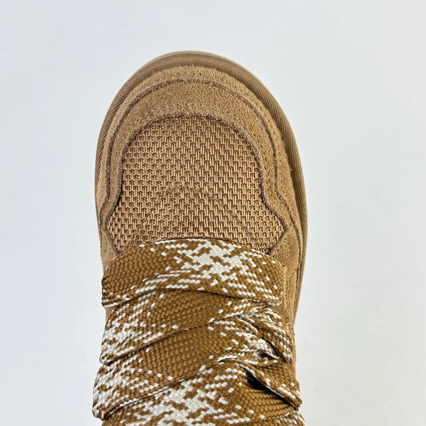 Local 💰600 OEM grade 4032 Mel series, top workmanship, super stable version ✔️ Good looks and texture, suede leather + low-key logo show retro, classic two-color shoelaces can be worn as two shoes ✔️ So comfortable that you want to weld your feet, ultra-light material + 5cm thick sole, increase height without tiring the feet, wool insoles are warm and breathable, no pressure for commuting and shopping all day long ✔️ I love the details: wide shoelaces for photos. Sizes 34-45 are suitable for various foot types. Slight stains can be wiped clean with a damp cloth. The loose feeling in early autumn is all due to it. Close your eyes and avoid stepping on thunder! 👟